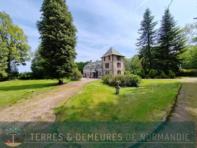 5 min. de Cormeilles, dans un environnement boisé très calme, maison normande 5 chambres, dépendances, terrain de 1.2 ha.