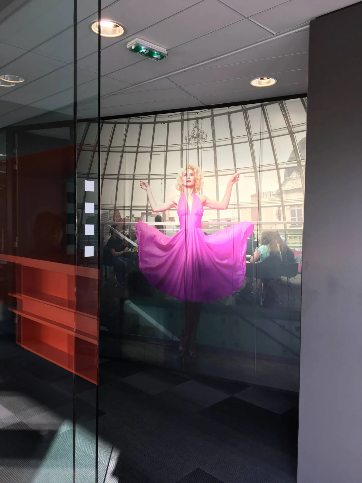 Adhésif dépoli Arching Group sur vitre à Lyon