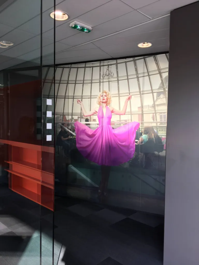 Adhésif dépoli Arching Group sur vitre à Lyon