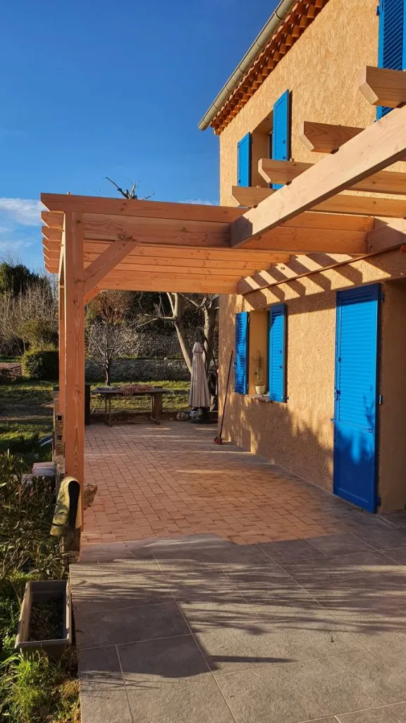 Fabrication et pose d'une pergola bois pour villa dans le Var