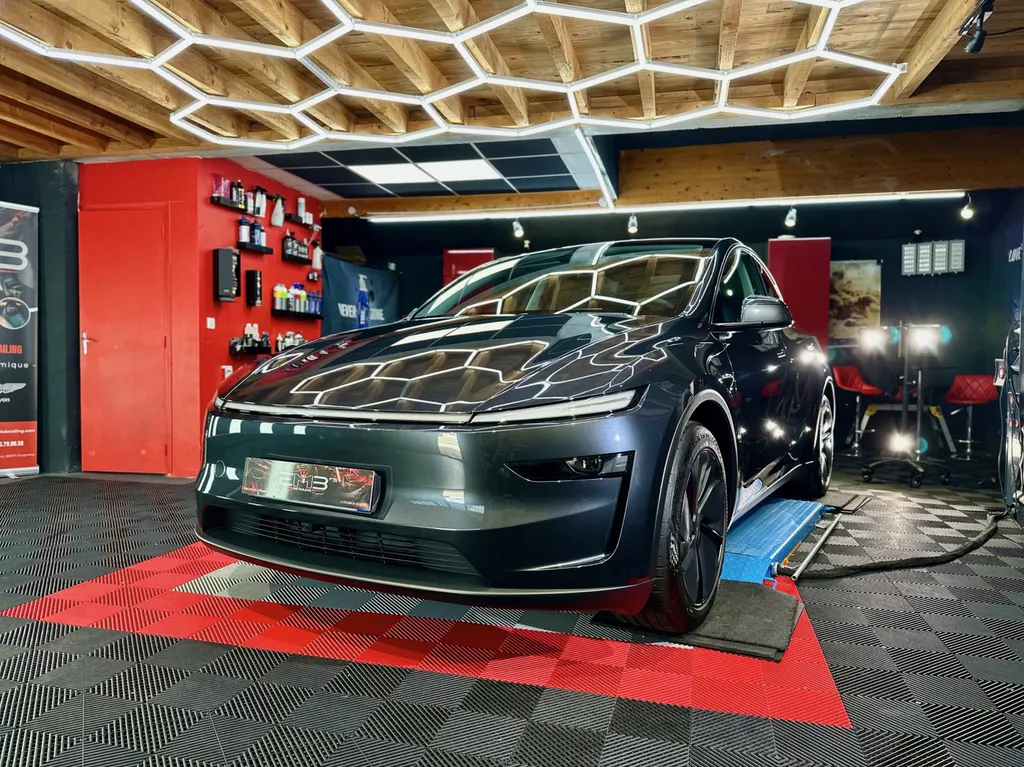traitement céramique chez EMB DETAILING spécialiste Tesla sur Vaugneray 
