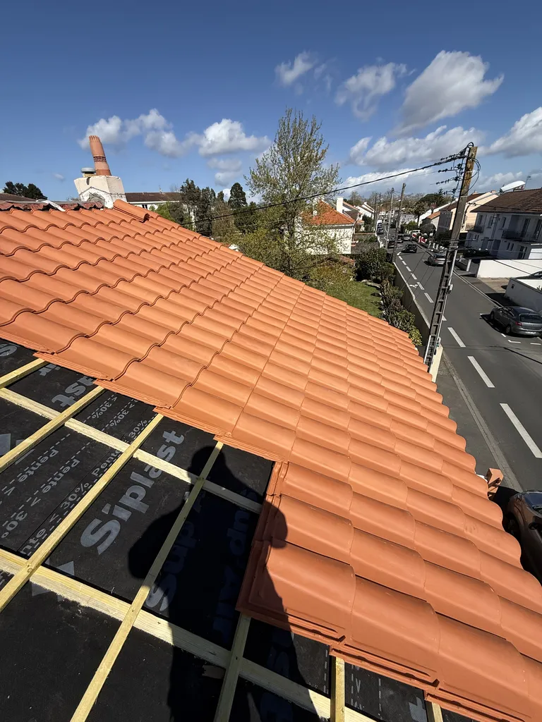 Rénovation complète de toiture à Nantes par EC Couverture pour remplacer des tuiles anciennes poreuses et assurer une étanchéité durable