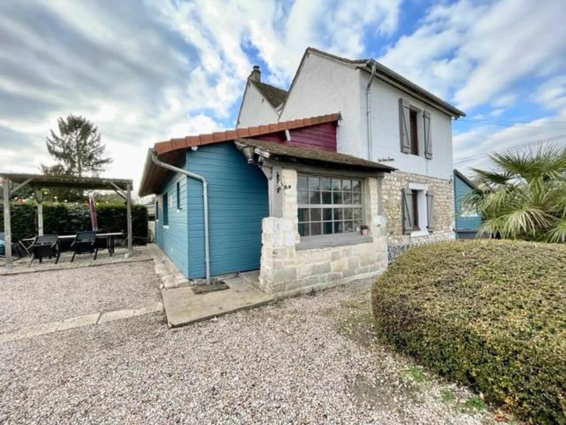 A vendre maison atypique de 145 m² édifiée sur un terrain de 1220 m² sur la commune de TOURVILLE LA RIVIÈRE