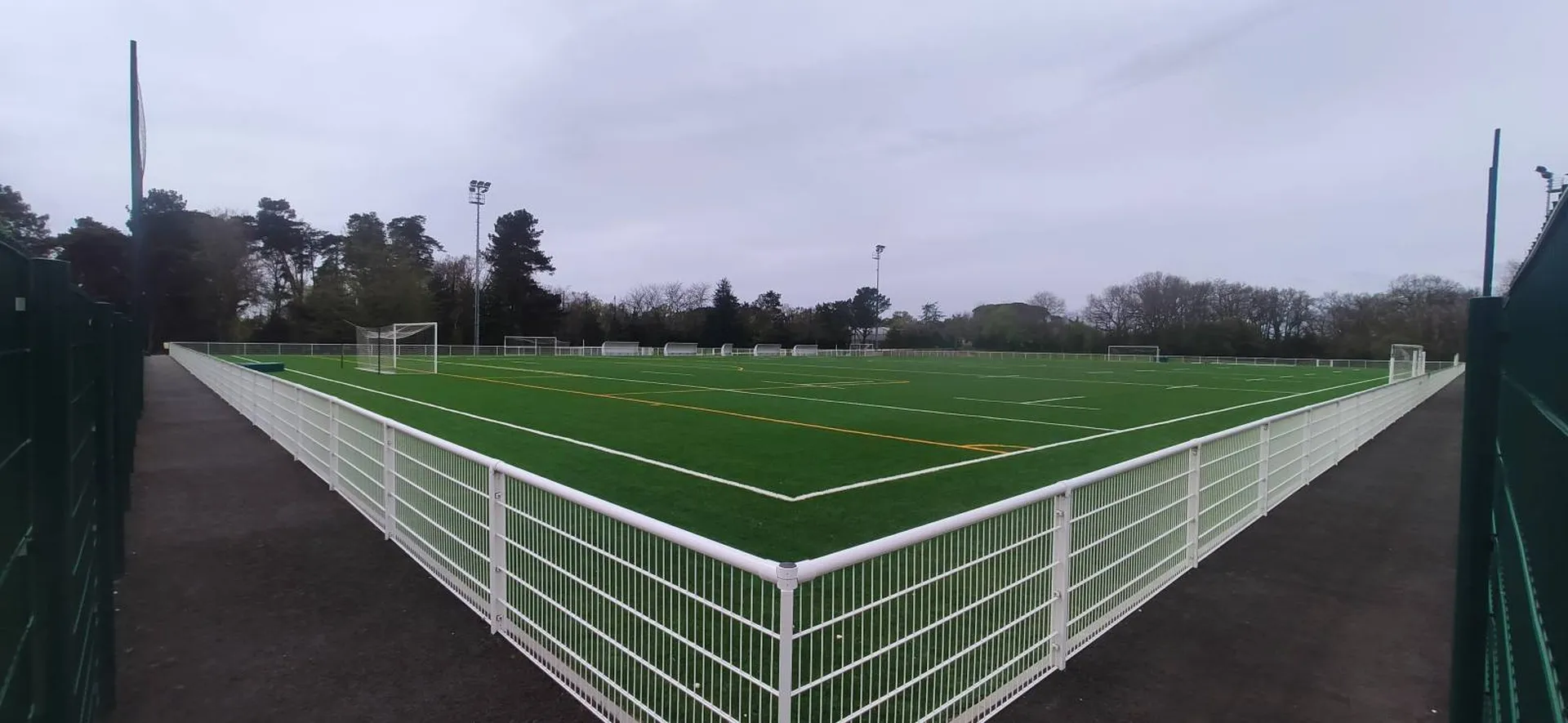 Transformation terrain stabilisé en gazon de fibres artificielles