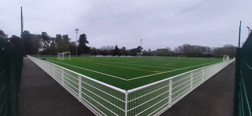 Transformation terrain stabilisé en gazon de fibres artificielles