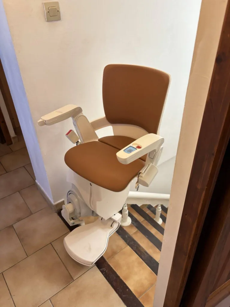 Pivot motorisé,  pour une arrviée facilitée sur ce fauteuil monte escalier OTOLIFT smart à six Fours entre Marseille et Toulon