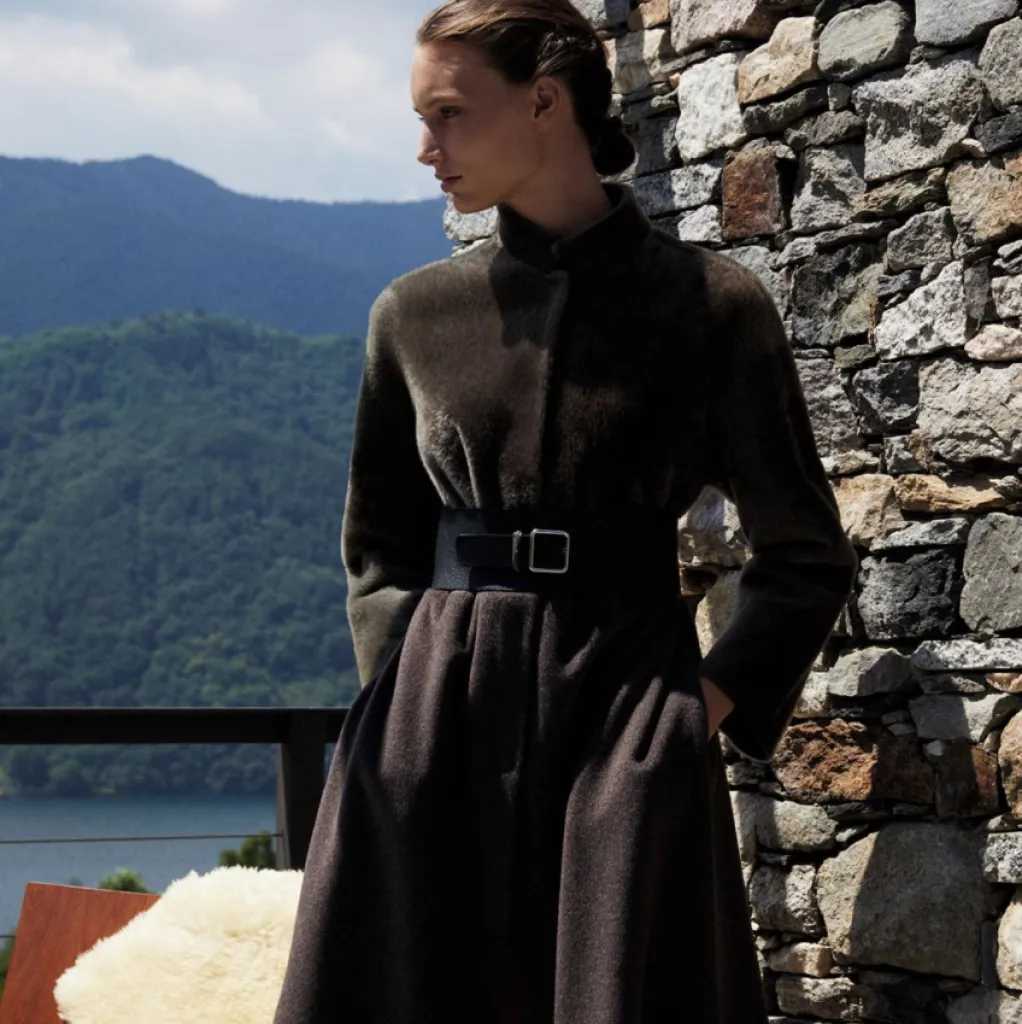 La Maison Fabiana Filippi crée des vêtements pour les femmes classiques, élégantes et raffinées.