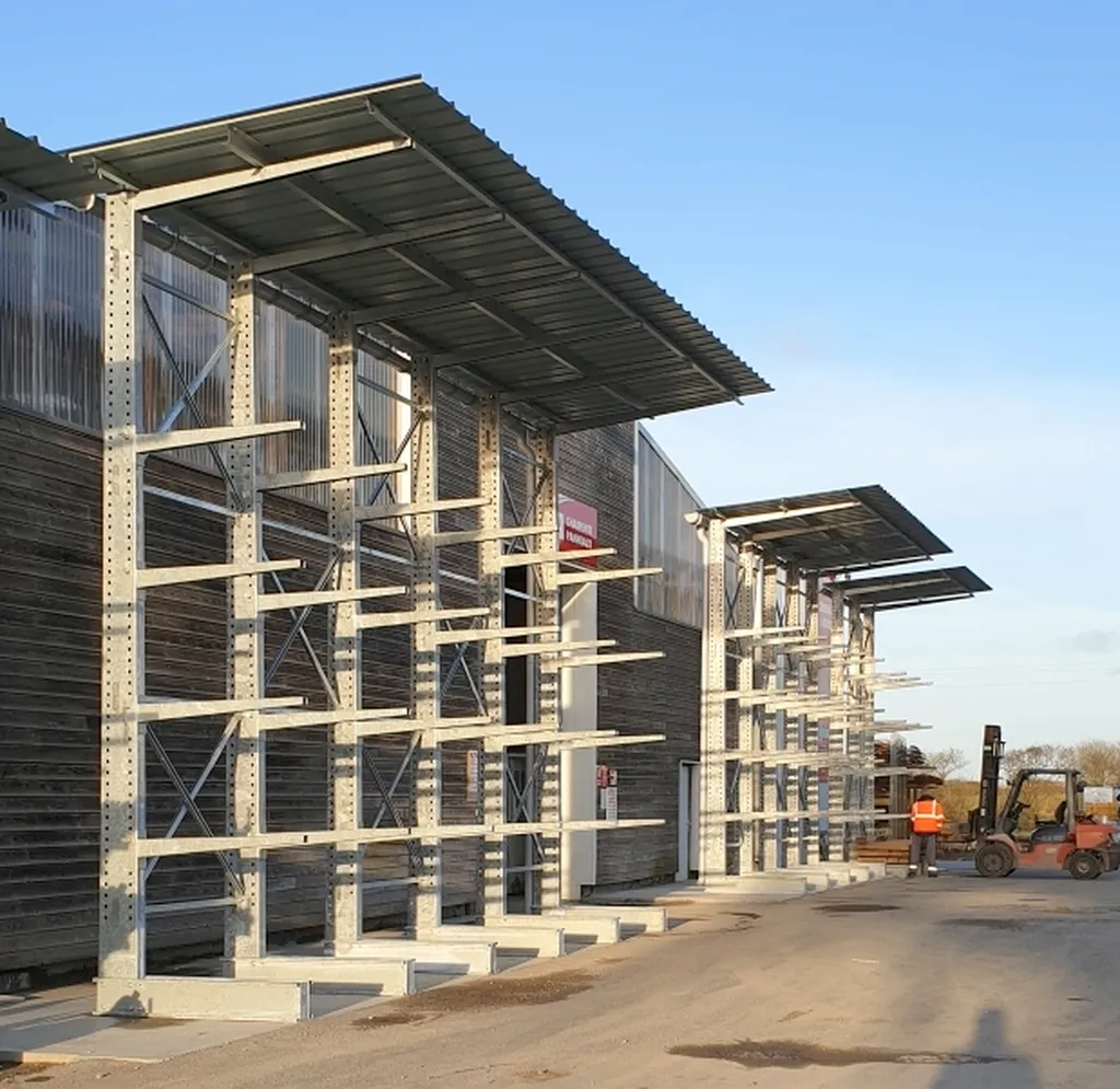 Installer un rayonnage cantilever galvanisé à chaud pour charges longues en extérieur à Toulouse et en Île-de-France