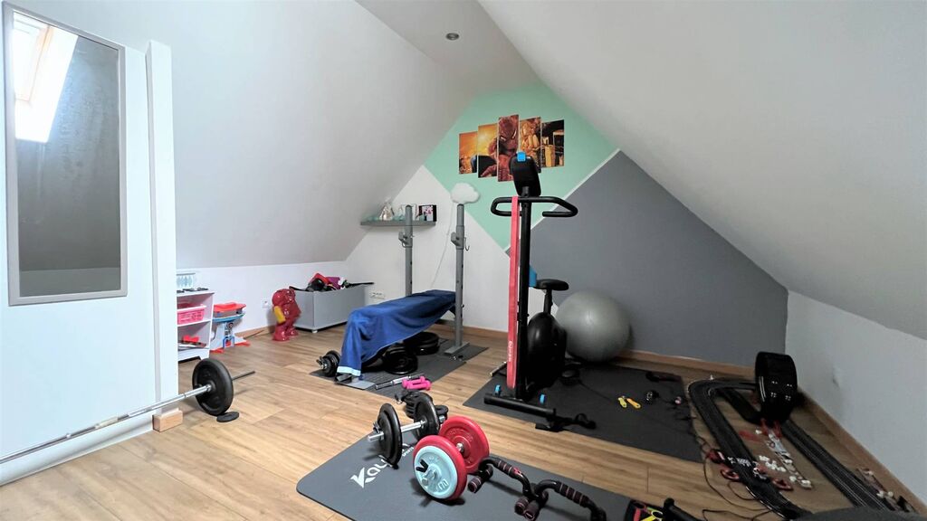 Une chambre pouvant servir de salle de jeux