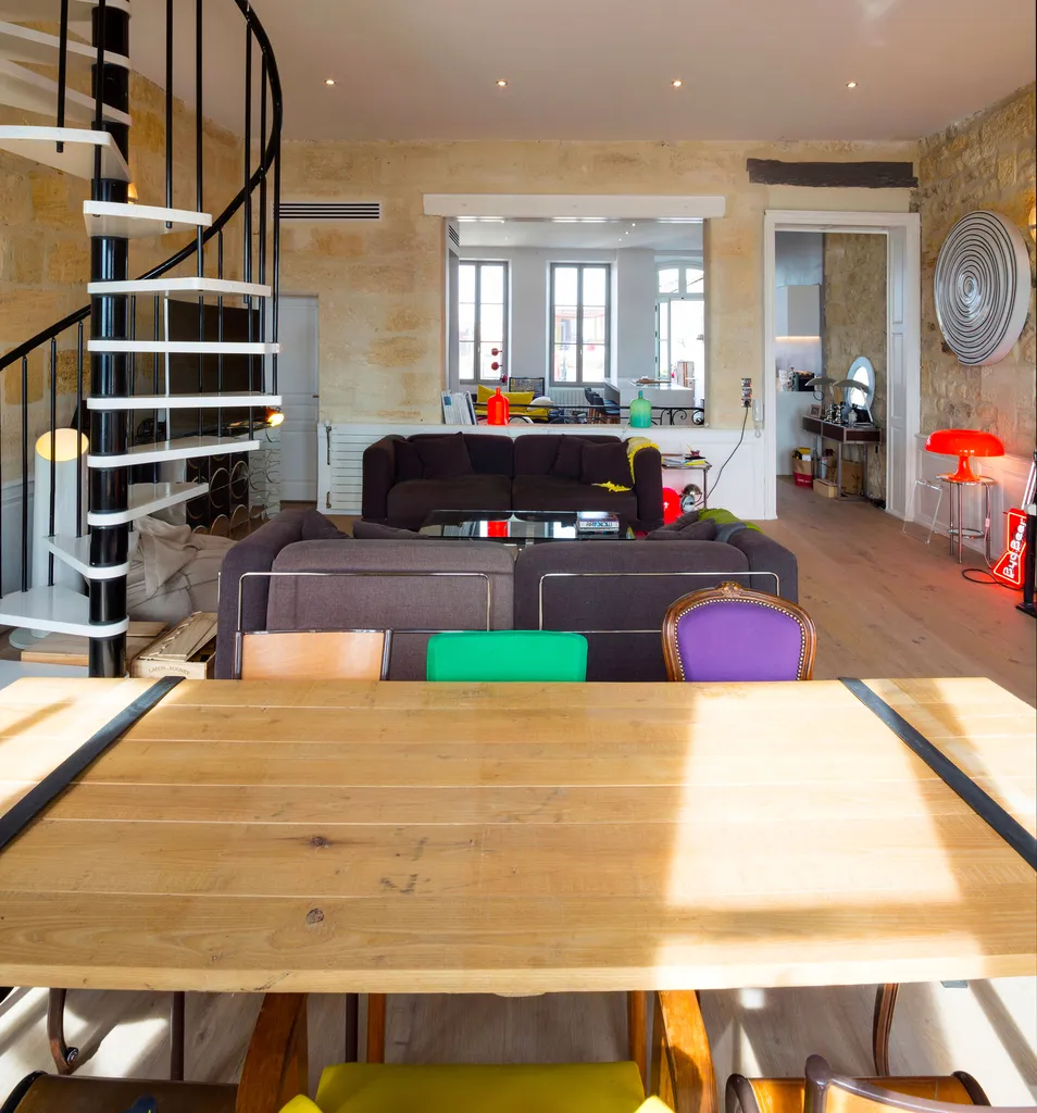Salle à manger chaleureuse conçue par AKIKO ARCHITECTURE sur le Quai des Chartrons : table en bois, matières naturelles et circulation optimisée pour un duplex bordelais réinventé