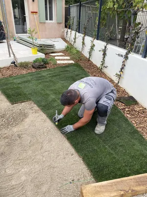 Création de jardin avec pelouse en plaques dans les Alpilles 13430, pour un extérieur verdoyant et bien structuré