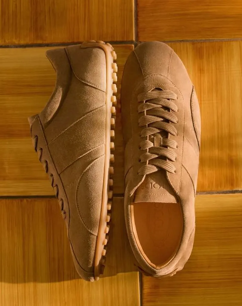 La nouvelle collection Tod's pour hommes printemps-été 2026 des images d'élégance à l'italienne.