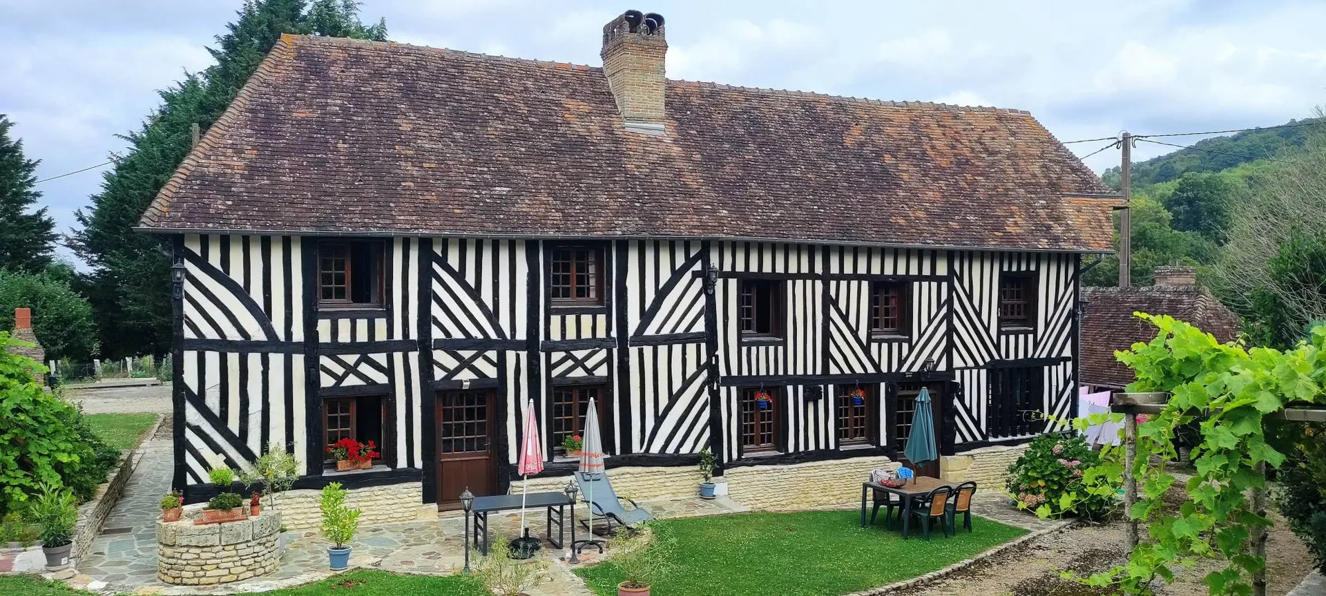 A vendre, propriété normande proche de SAINT-PIERRE-SUR-DIVES (14170), composée de deux maisons et de nombreuses dépendances sur un terrain arboré de plus de 4 000 m². Possibilités : maison familiale, projet de gîte ou résidence secondaire.