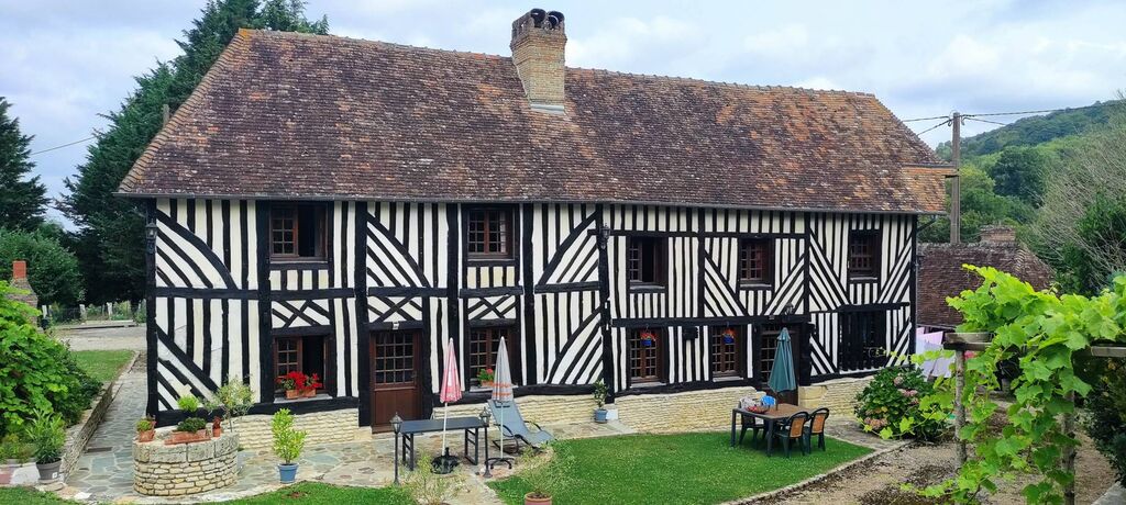 A vendre, propriété normande proche de SAINT-PIERRE-SUR-DIVES (14170), composée de deux maisons et de nombreuses dépendances sur un terrain arboré de plus de 4 000 m². Possibilités : maison familiale, projet de gîte ou résidence secondaire.