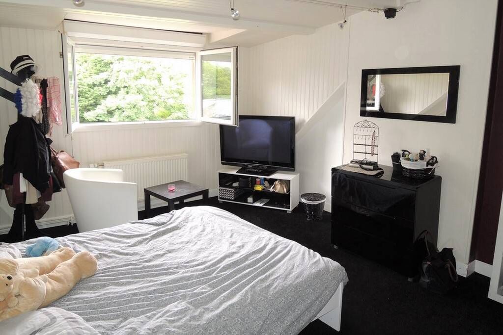 Terres et Demeures de Normandie, votre agence située à Dieppe 76200 en Seine-maritime, vous invite à découvrir ce petit coin de paradis, dans un environnement calme et paisible, à 10 minutes de la plage de Dieppe 76200 et à 2 heures de Paris par l'A1