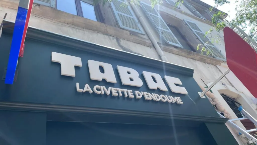Création de vitrine de magasin à Avignon pour le magasin Cache Cache