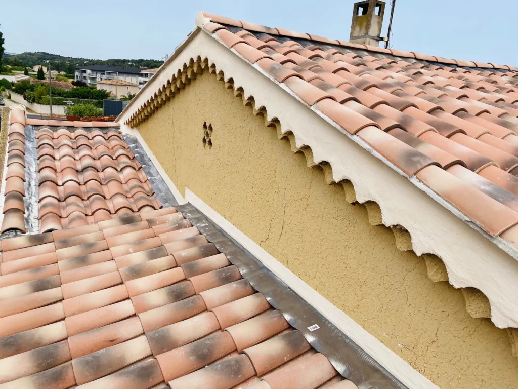 Remplacement d’une toiture de maison en tuiles Mécaniques Abeilles sur Aix en Provence
