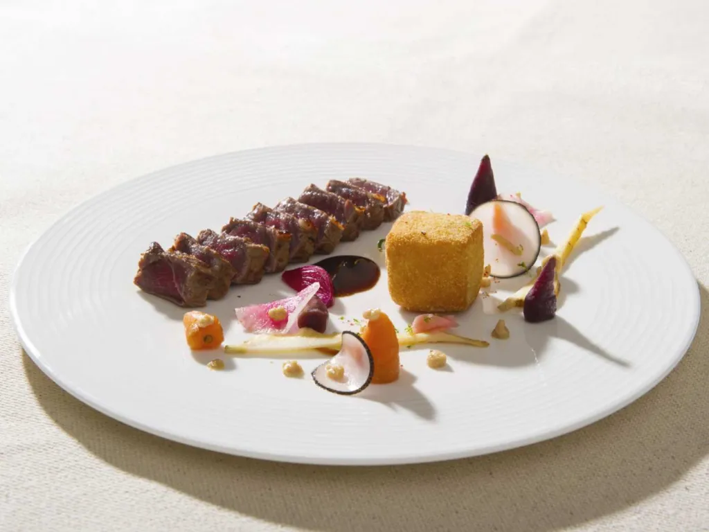 Reportage photographique culinaire à Lyon présentation de la recette sur assiette du chef Marc de Passorio