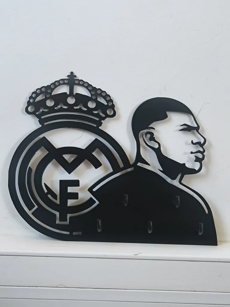 Support Médailles et Porte-Clés Design Football MBappé Style Real Madrid – Décoration Murale Métal Noir – Fabrication Artisanale à Villeneuve-de-Rivière (31) Occitanie – Livraison dans toute la France