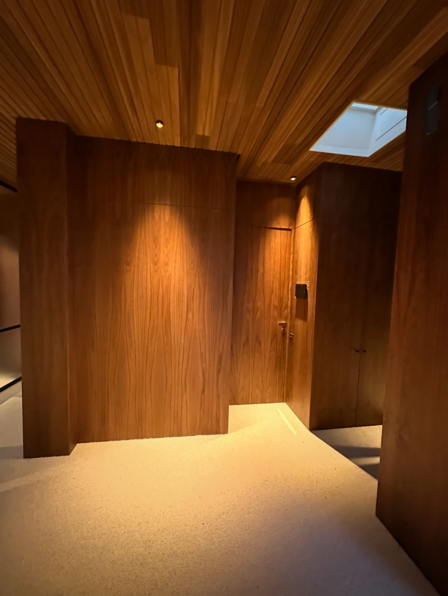 agencement murale en noyer a bordeaux