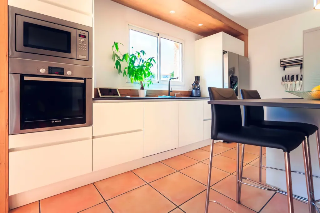 BLANC LAQUÉ ULTRA MAT ET DEKTON SIRIUS