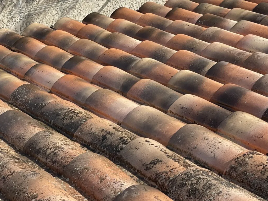 nettoyage et traitement des tuiles d’une toiture de maison sur Saint Victoret près de Martigues