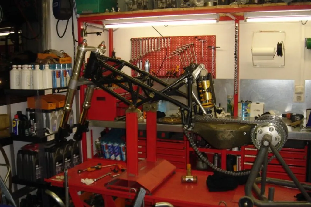 PREPARATIONS DE MOTO DE COURSE POUR FAIRE DU CIRCUIT DANS LE VAR