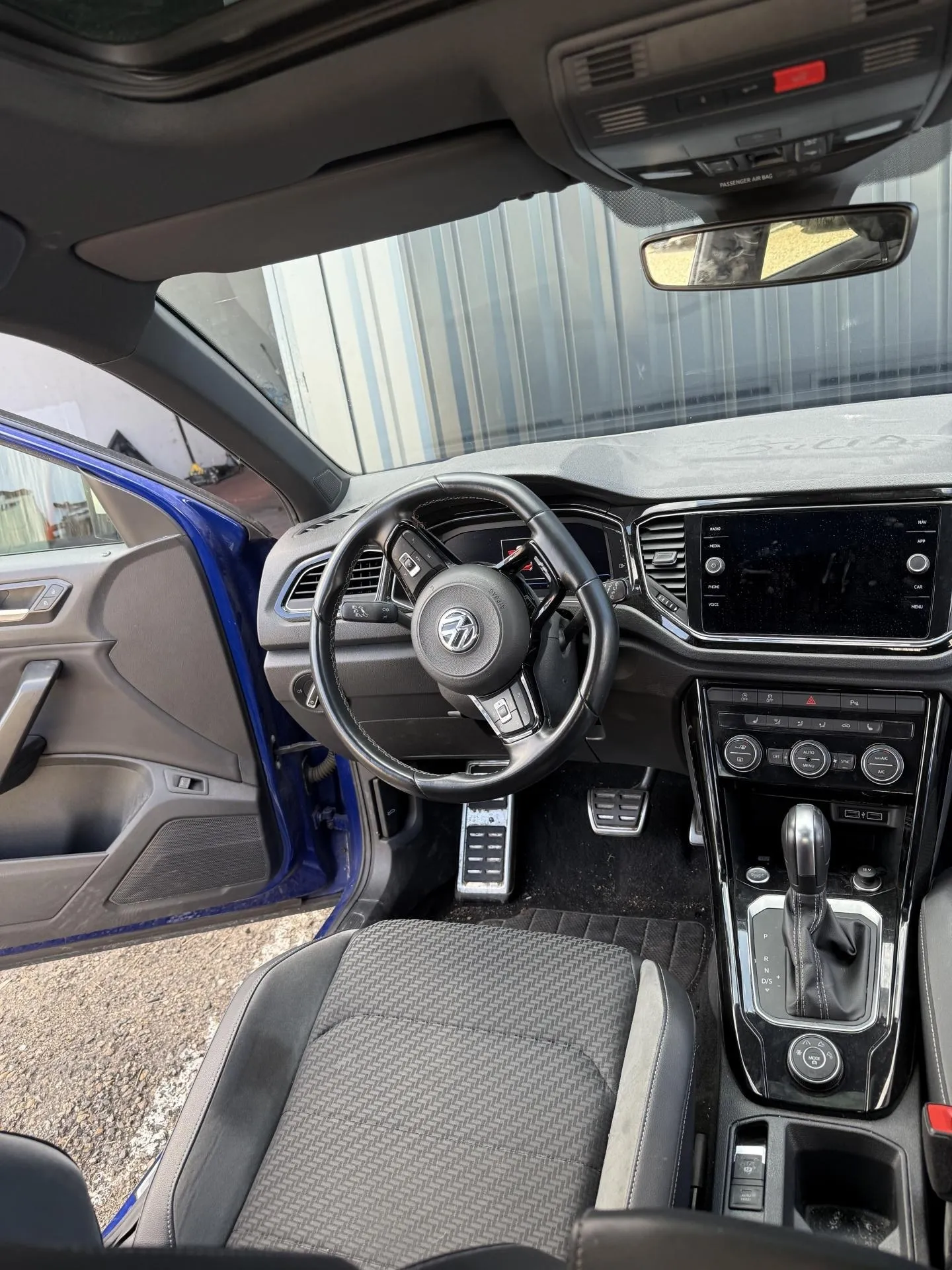 Préparation esthétique avant-vente : nettoyage complet Volkswagen T-Roc R à Andrézieux Bouthéon