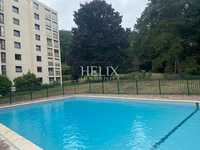 Le Pecq 5 pièces de 100 m2, Vue dégagée de la terrasse en dernier étage dans une résidence de Standing, au calme