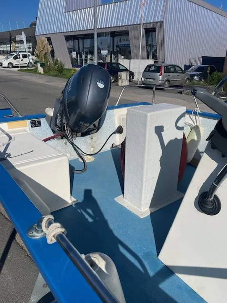 Coque open moins de 6 mètres motorisée avec un 50 CV YAMAHA disponible dans le Morbihan