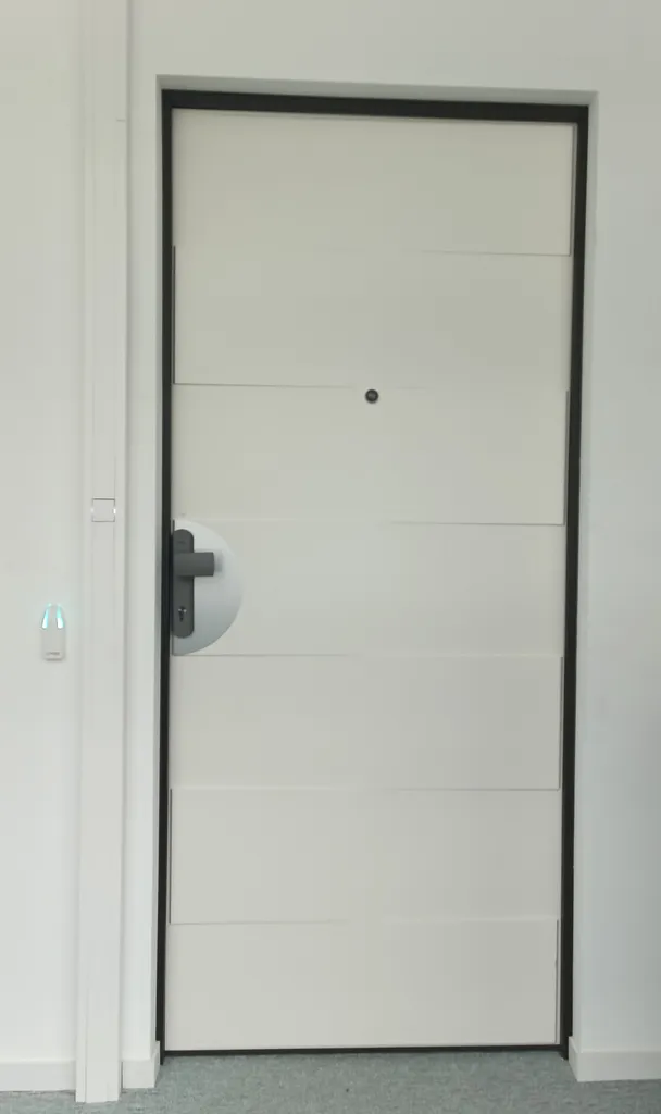 Porte blindée équipée d'une bigsur Abloy