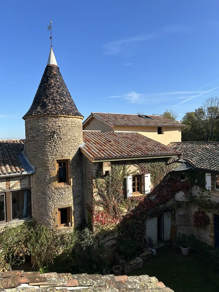 Toiture avant rénovation avec isolation insuffisante et déperditions thermiques importantes