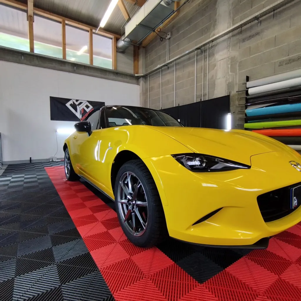 Covering complet Avery Dennison gloss yellow et garnitures de portes sur Mazda MX-5 ND à Clermont-Ferrand