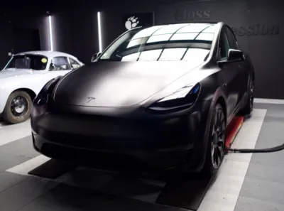 Article de la semaine : Protégez le bloc avant de votre Tesla Model Y Performance neuve grâce à la pose d'un film PPF XPEL à Pontivy (56300)