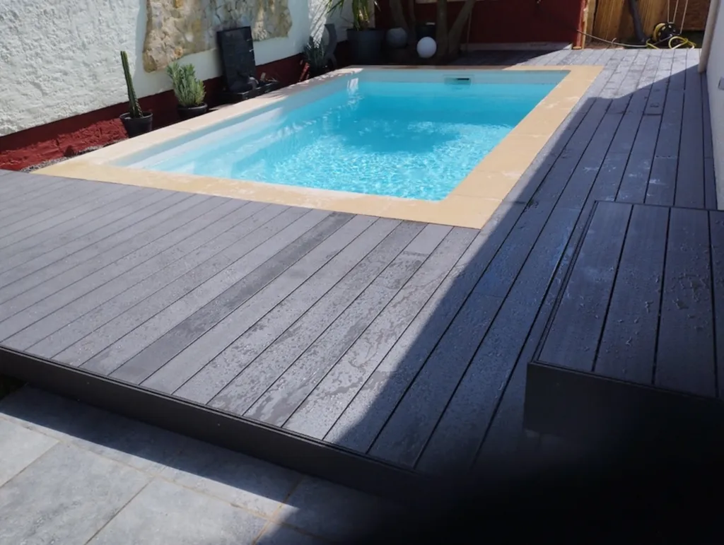 Terrasse en composite de 25 m² autour d’une piscine design moderne, sécurité et entretien simplifié à Mauguio proche de Baillargues