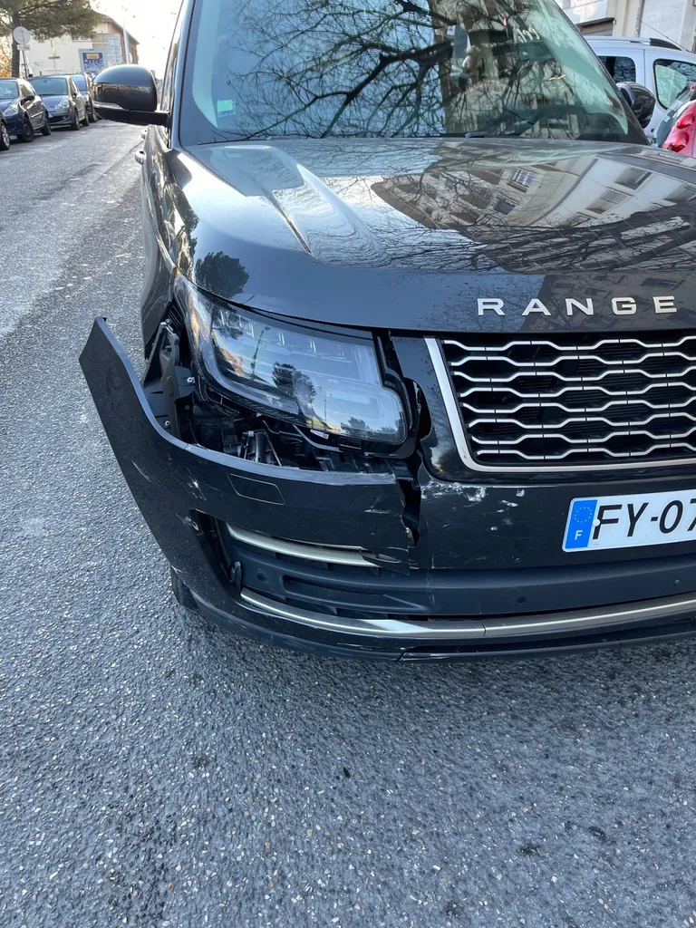 Accrochage à La Ciotat sur un Range Rover Vogue réparé à Carnoux dans notre atelier spécialisé en carrosserie SUV haut de gamme