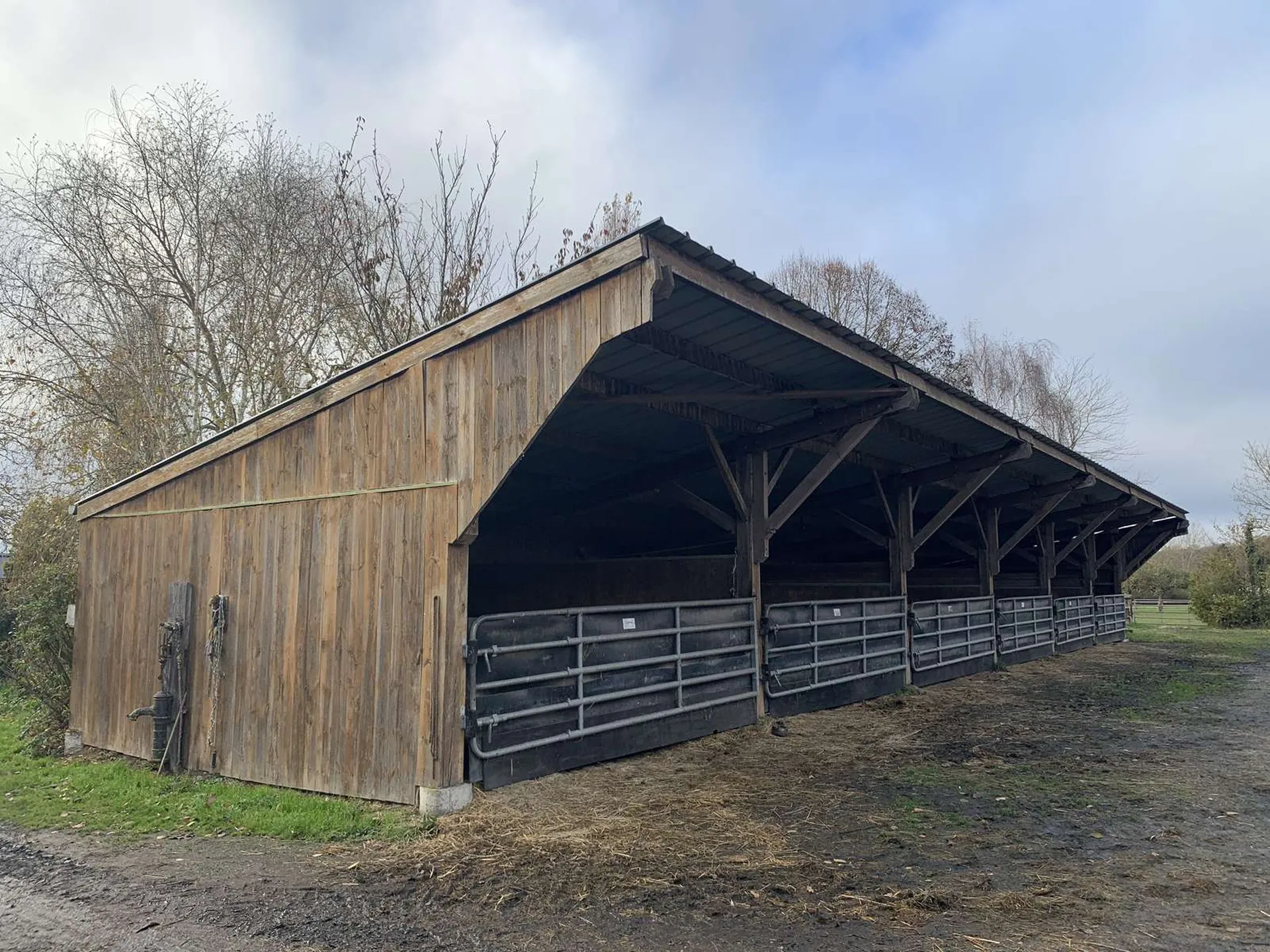 A VENDRE - En NORMANDIE, département de l'EURE, à proximité de BEAUMESNIL, une propriété équestre avec 12 ha 40 a
