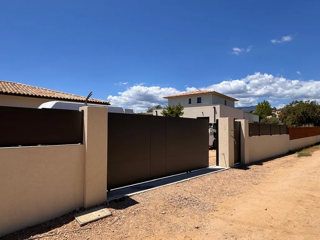 Portail coulissant Kostum Sianna et 35 ml de clôture Klavel à Zonza