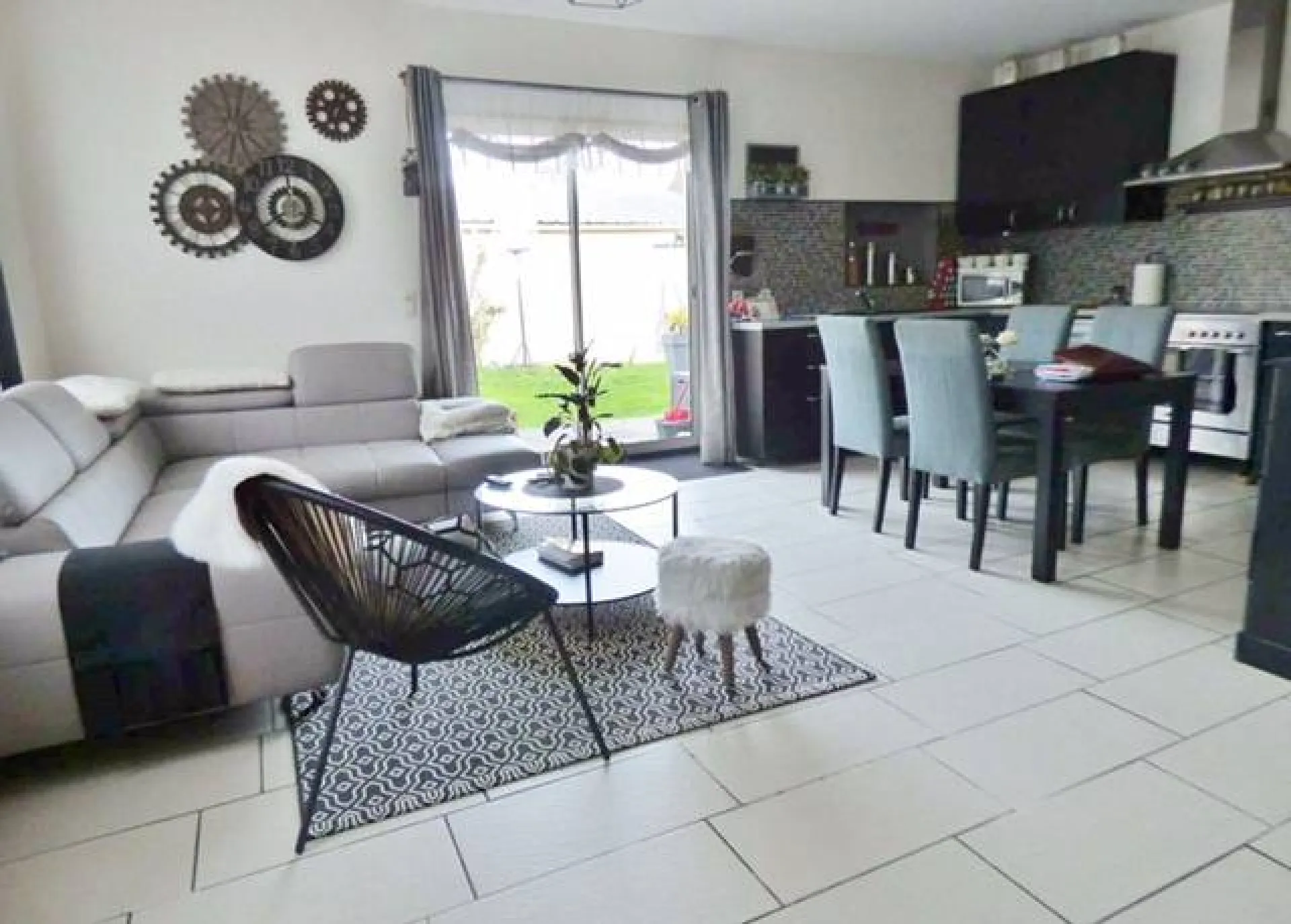 A acheter charmante maison rénovée avec goût de 75m² sur un terrain de 250m² avec terrasse et garage sur la commune de SAINT PIERRE LES ELBEUF 76320