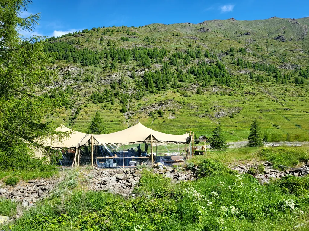 Parois de fermeture pour tente et chapiteau lors d'un mariage en montagne à Abriès dans les Hautes-Alpes