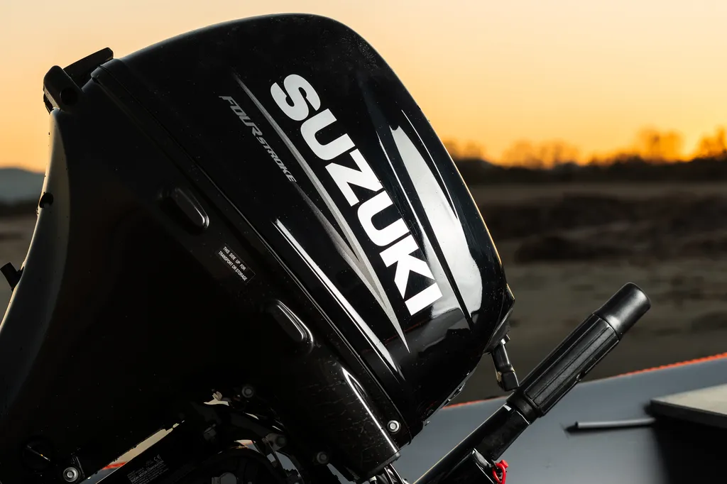 Moteur hors-bord Suzuki Marine 4 temps: Fiabilité et économie pour la plaisance côtière