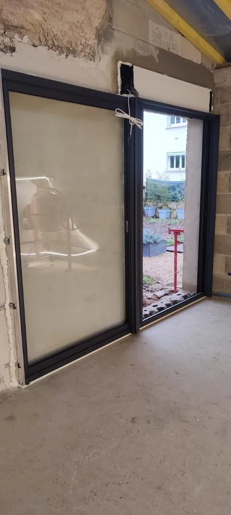 Installation d'une menuiserie en aluminium coulissante et galandage Stylium à haute performance thermique à Dijon en Côte-d’Or