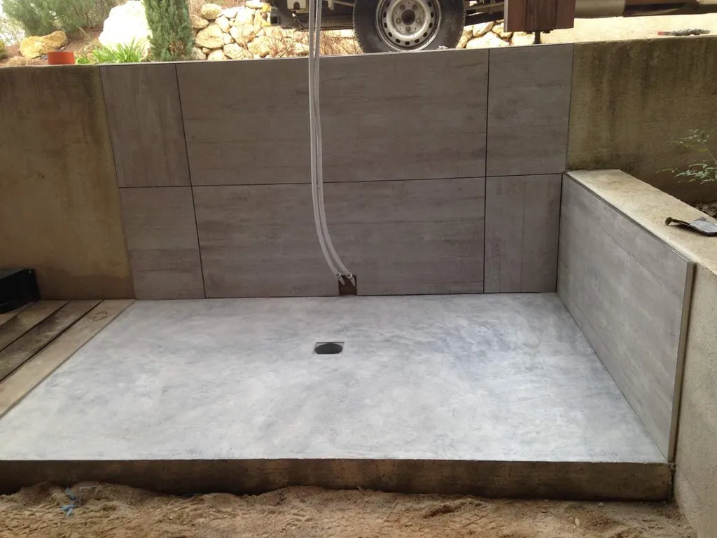 Réalisation d'un receveur de douche en béton lissé à Ventabren 13122
