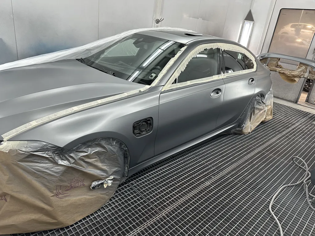Réparation et peinture mat d'une BMW hybride série 5 suite à un sinistre à Poussan