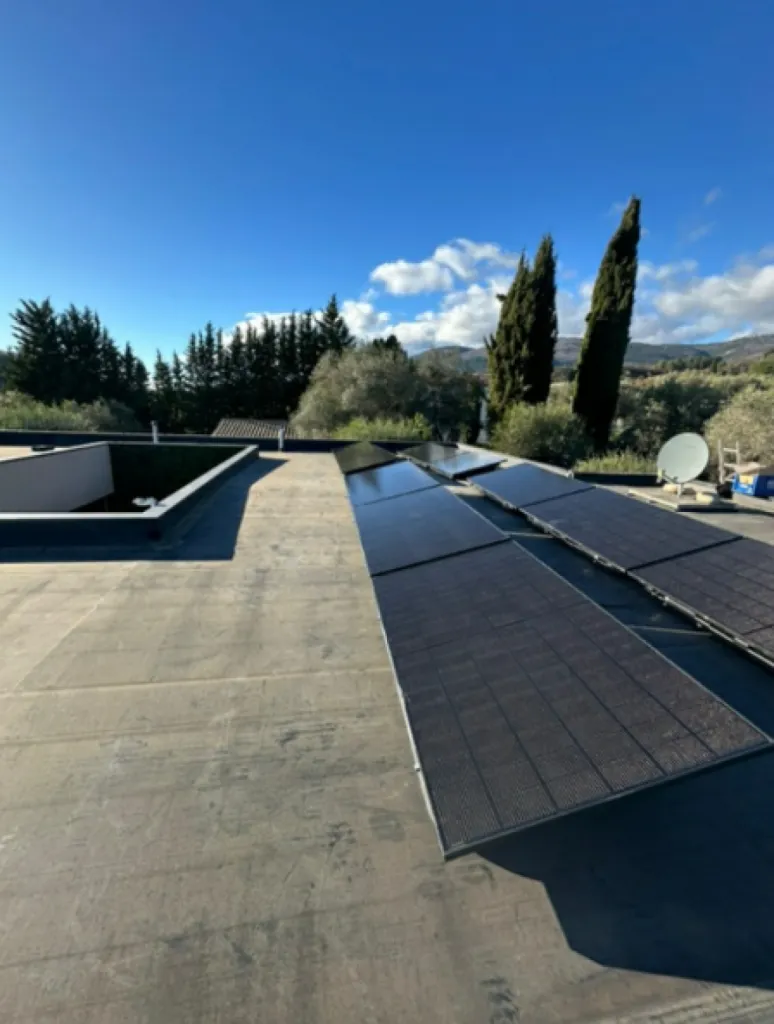 Installation de panneaux photovoltaïques sur toiture plate avec Provence Energie Solaire Services à La Ciotat