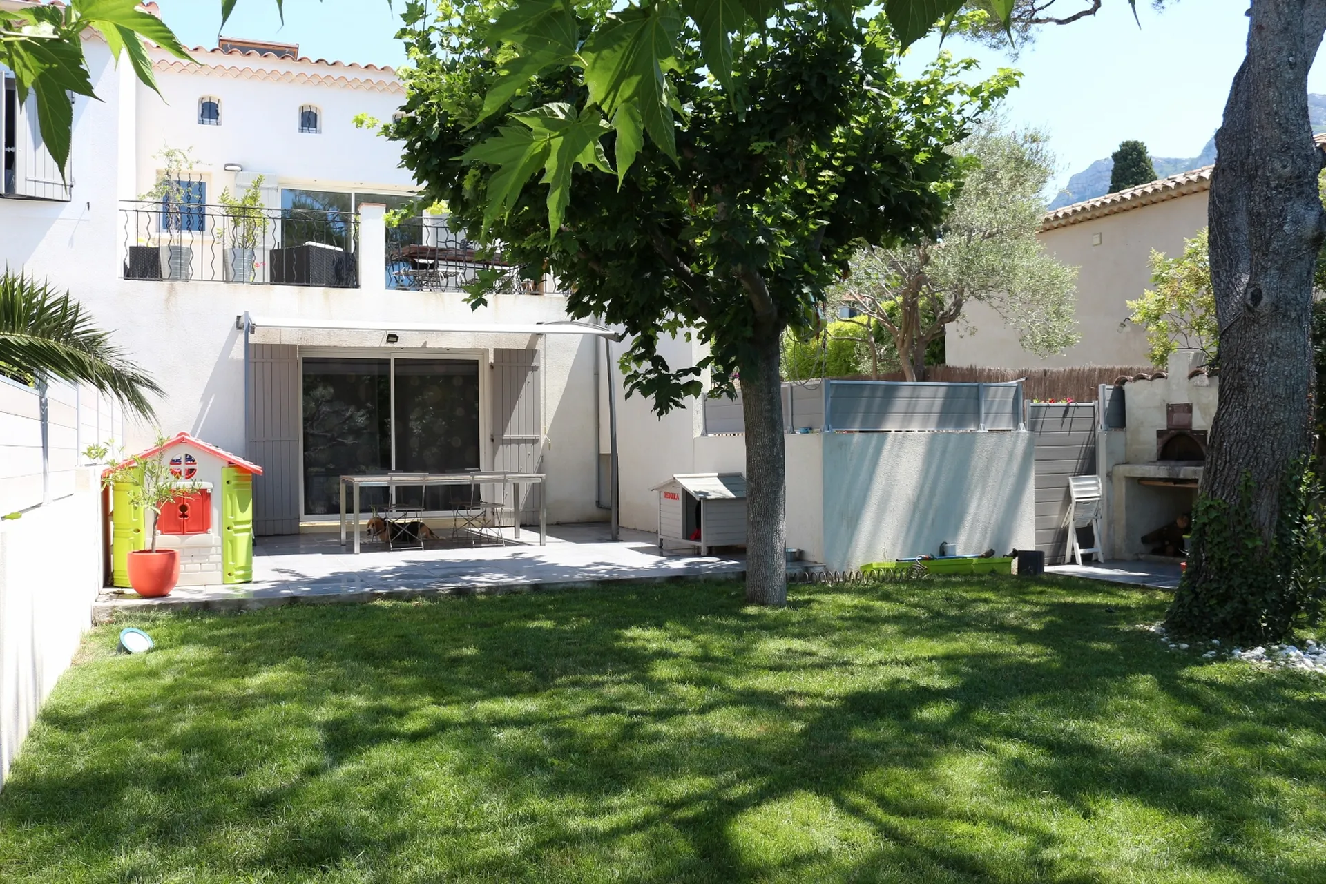 Appartement en rez de jardin 3 Cassis au calme avec terrasse, dans petite copropriété avec piscine et parkings