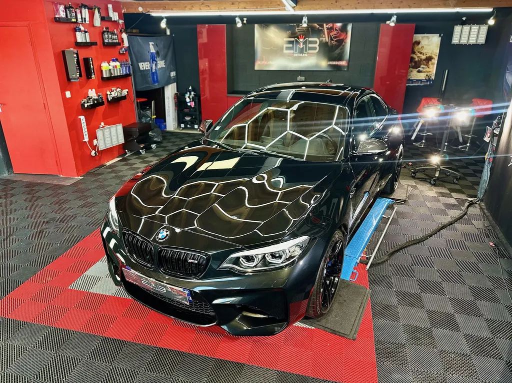 Detailing auto lyon spécialiste du traitement céramique et de la protection carrosserie sur BMW M2 voiture sportive