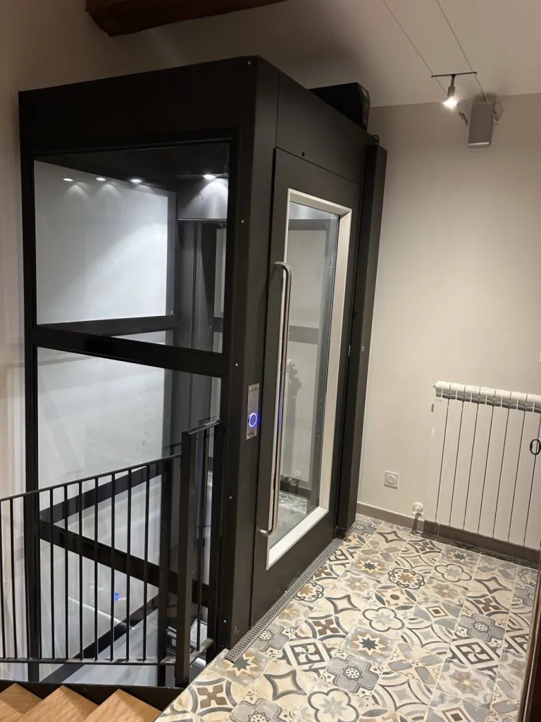 Accès à l'étage avec cet élévateur vertical NAMILIFT PL501 en intérieur dans une maison rénovée à la Ciotat