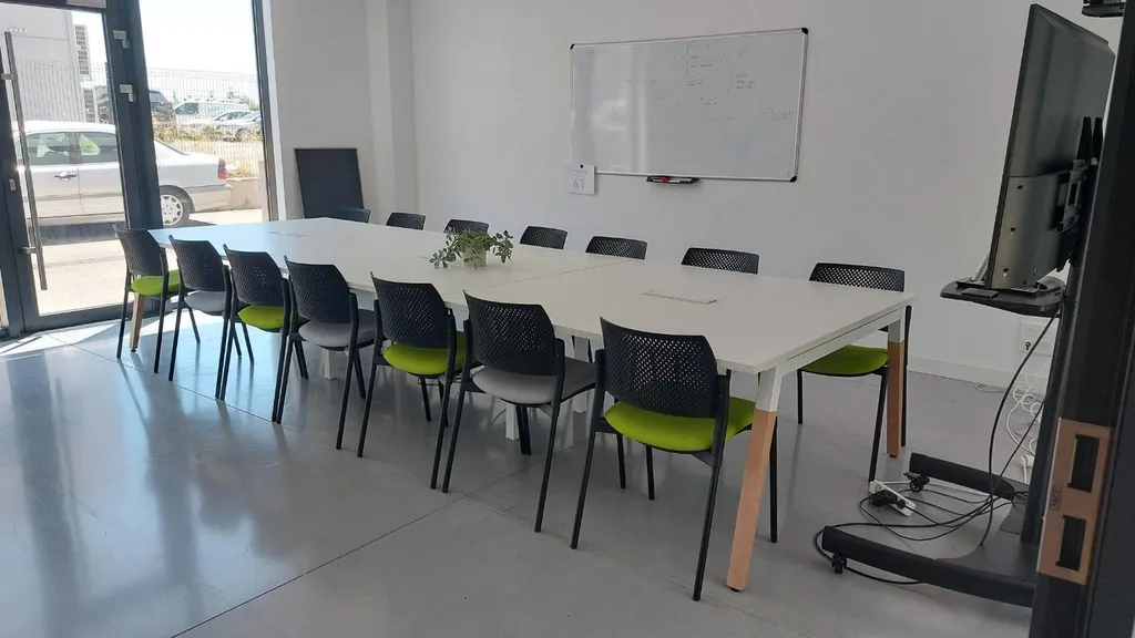 Table de réunion Dialogue Buronomic dans un open-space à Montpellier