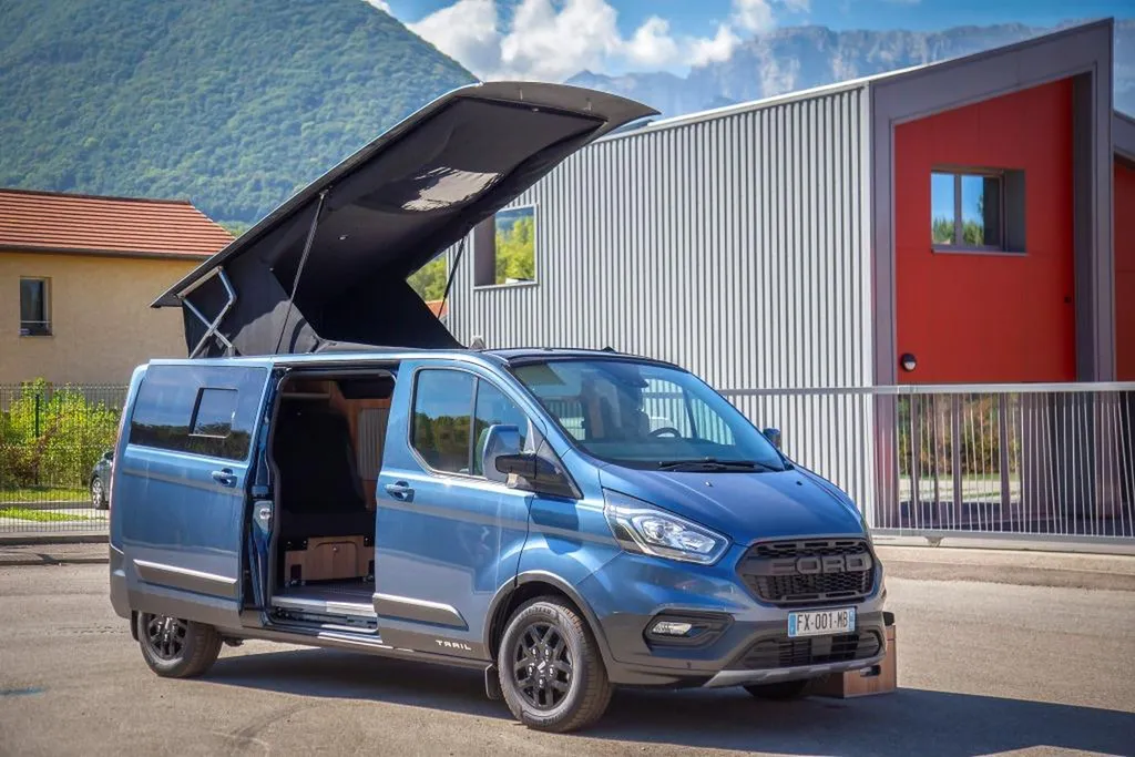 Pose de toit relevable Ford Transit Custom Long à Marseille : installation homologuée par carrossier dans les Bouches-du-Rhône